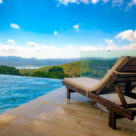 Luxury With Private Infinity Pool Kardhakata